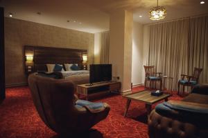 Yaldiz Palace Hotel的电视和/或娱乐中心