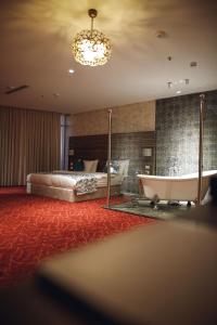 1 dormitorio con cama, bañera y bañera en Yaldiz Palace Hotel en Nablus