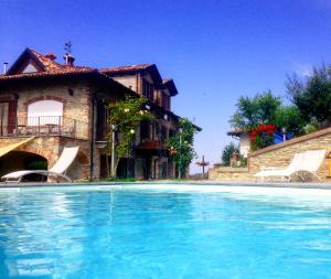 een groot zwembad voor een huis bij Agriturismo Il Bricco in Treiso