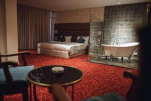 纳布卢斯Yaldiz Palace Hotel的带浴缸和床的酒店客房