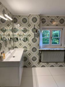 Kylpyhuone majoituspaikassa Traumhaftes Ferienhaus direkt am Tegernsee