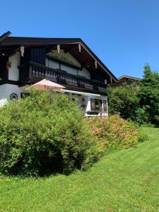 Gallery image of Traumhaftes Ferienhaus direkt am Tegernsee in Rottach-Egern