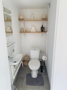 A bathroom at Sur la route des peintres