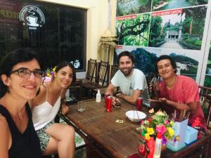een groep mensen aan een tafel in een restaurant bij Hang Mua Happiness Homestay in Ninh Binh