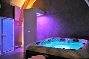 un bagno con una grande vasca in una stanza di Anna & Salvo's House a Marsala