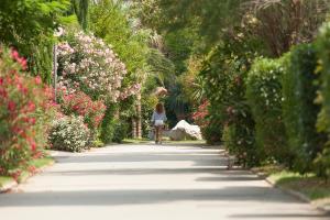 Camping Le Méditerranée Argelès - Domaine piétonnier外面的花园