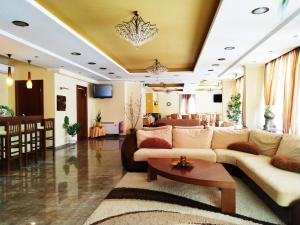 TV a/nebo společenská místnost v ubytování Filoxenia Hotel