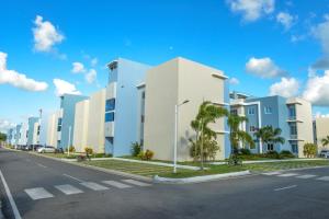 eine Reihe von Apartmenthäusern auf einer Straße in der Unterkunft SWEET DREAM in Higuey