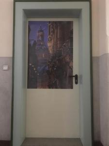 Un dipinto su una porta con un'immagine sopra. di Sweet Home Inside Dresden Apartment One a Dresda