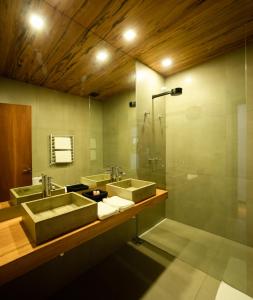 uma casa de banho com 2 lavatórios e um chuveiro em Winter Suites Campos do Jordão em Campos do Jordão