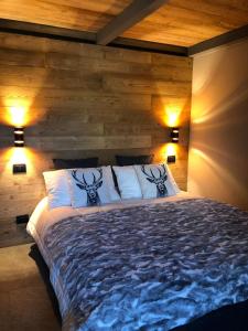 - une chambre dotée d'un lit avec des murs en bois et des lumières dans l'établissement THE CLOSEST LOCATION TO THE CITY CENTER AND CHAIRLIFT, à Sauze dʼOulx