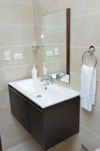 bagno con lavandino e specchio di SWEET DREAM a Higuey