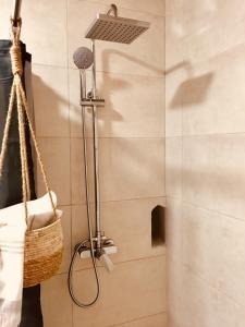 La salle de bains est pourvue d'une douche et d'un panier. dans l'établissement Palmera, à Mostar