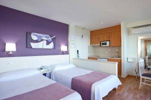 a hotel room with two beds and a kitchen at Ona Princesa Playa in Marbella
