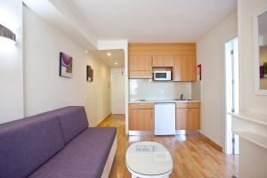 a living room with a couch and a kitchen at Ona Princesa Playa in Marbella