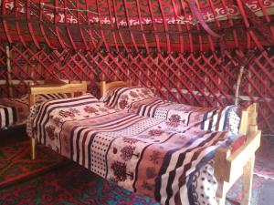 Kama o mga kama sa kuwarto sa Yurt Camp Azamat at Song Kol Lake