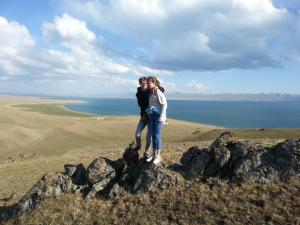 Bagysh的住宿－Yurt Camp Azamat at Song Kol Lake，一对夫妇站在山顶上