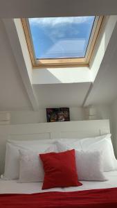 um quarto com uma cama com uma clarabóia por cima em 3-Tourist House Bologna-Mansarda - Self check-in em Bolonha