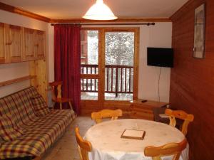 Un televizor și/sau centru de divertisment la CHALET DANS LA NEIGE EDELWEISS ARCs 2000