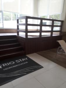 Un dormitorio con una cama con un cartel. en Rio Stay Suíte en Río de Janeiro