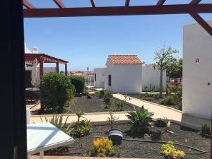 uitzicht op een binnenplaats met planten en een gebouw bij Bungalow Silvia in Caleta De Fuste