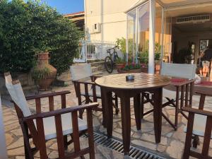 drewniany stół i krzesła na patio w obiekcie Park Hotel w Aleksandropolis