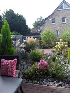 un jardín con sofá y algunas plantas en Nordlicht 25, en Greetsiel