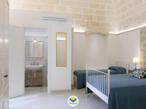 ein Schlafzimmer mit einem Bett und einem Waschbecken in einem Zimmer in der Unterkunft Peonia - appartamento in Laterza