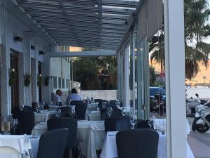 Reštaurácia alebo iné gastronomické zariadenie v ubytovaní Apartamento Carvajal Fuengirola