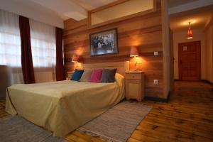 a bedroom with a bed in a room with wooden walls at Mecavnik Resort in Mokra Gora