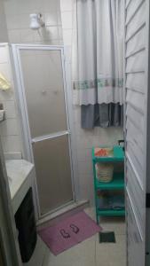 een badkamer met een douche en een roze tapijt bij Flat Botafogo in Rio de Janeiro