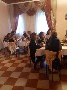 eine Gruppe von Personen, die in einem Restaurant an Tischen sitzen in der Unterkunft Пані Анна in Kamjanez-Podilskyj