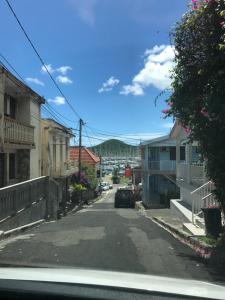una vista desde un coche de una calle con casas en Arôme Marin, en Le Marin