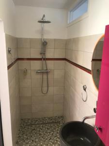 bagno con doccia e lavandino nero di Arôme Marin a Le Marin