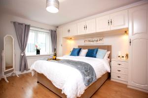 Voodi või voodid majutusasutuse Moor Cottage, Attractive 3 bed with Garden Bishop Auckland KYNREN toas