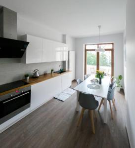 een witte keuken met een tafel en een eetkamer bij Big Apartment - City Center - 70m2 - Nice Design in Wrocław