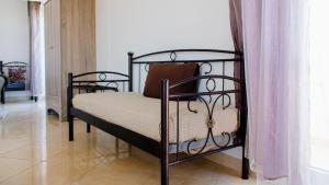 Un ou plusieurs lits dans un hébergement de l'établissement Nikolakakis Rooms Lavrio