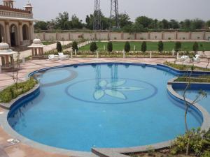 duży basen na dziedzińcu w obiekcie Indana Palace, Jodhpur w mieście Dźodhpur