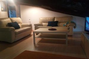 salon z 2 kanapami i stolikiem kawowym w obiekcie Acogedor ático vacaciones cerca de BILBAO, BEC w mieście Barakaldo