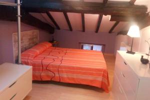1 dormitorio con 1 cama con manta naranja en apartamento a 15min de BILBAO, 5minBEC en Barakaldo