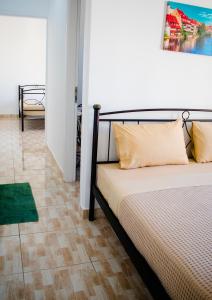 Postel nebo postele na pokoji v ubytování Nikolakakis Rooms Lavrio