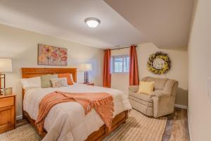 1 dormitorio con 1 cama grande y 1 silla en Expansive Peak Views, 6BR House, Near USAFA, en Colorado Springs