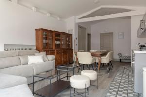 a living room with a couch and a table at Casa Abego in Cangas de Onís