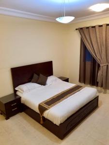 Ένα ή περισσότερα κρεβάτια σε δωμάτιο στο دار آل زاهب للشقق المفروشه