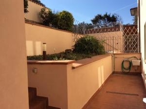 balkon domu z ogrodzeniem w obiekcie Il Mare w mieście San Vincenzo