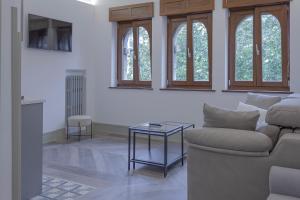 a living room with a couch and a table at Casa Abego in Cangas de Onís