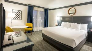 Säng eller sängar i ett rum på OYO Hotel and Casino Las Vegas