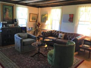 uma sala de estar com sofás e cadeiras e uma mesa em Center Lovell Inn em Lovell