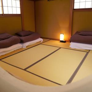 Una cama o camas en una habitación de Kinoya Hostel