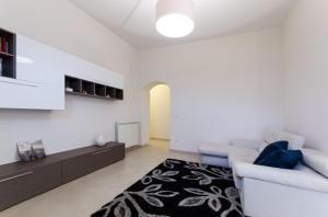 uma sala de estar com um sofá e um tapete preto e branco em Sunny Beach Home em Rometta Marea
